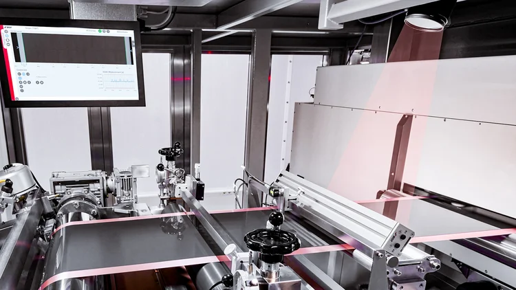 BST COATINGControl verbindet intelligente Regeltechnik und präzise Messinstrumente so, dass bahnlaufende Prozesse automatisch optimiert werden.